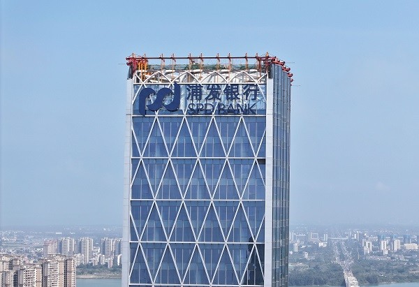 超高层建筑楼体发光字制作安装费用及注意事项